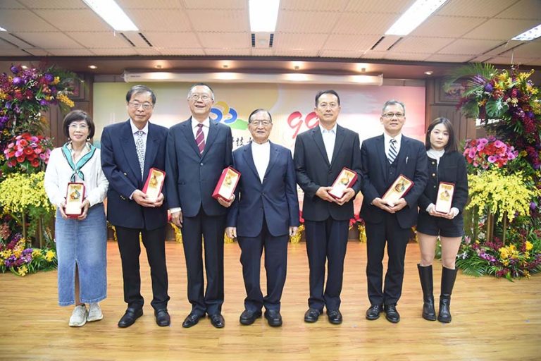 鄭武樾董事長頒發傑出校友