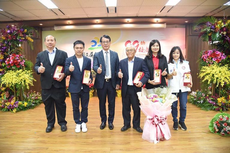 江輝邦董事長頒發傑出校友