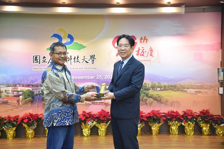 張金龍校長(右)與印尼布勞爪哇職業研究學院院長Dr. Mukhammad Kholid Mawardi 合影