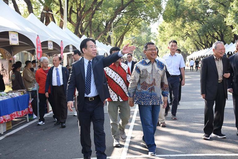 張金龍校長參觀園遊會
