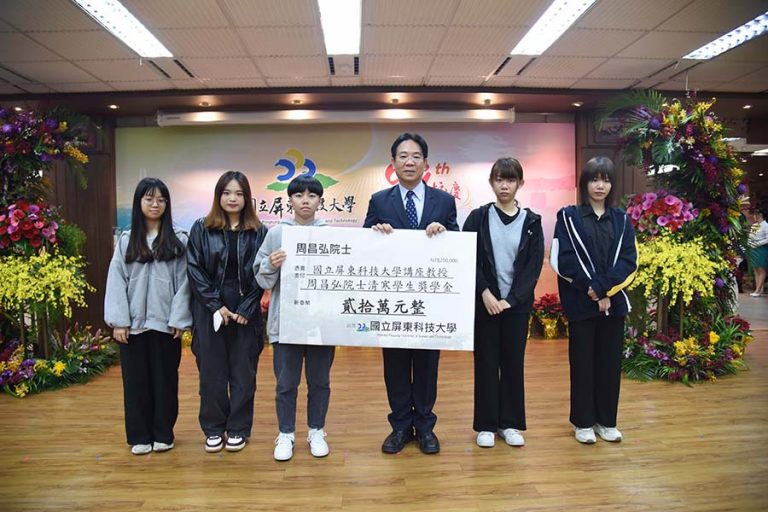 張金龍校長頒發獎學金