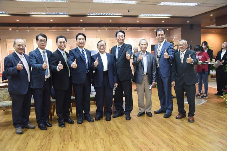 張金龍校長與校友合影