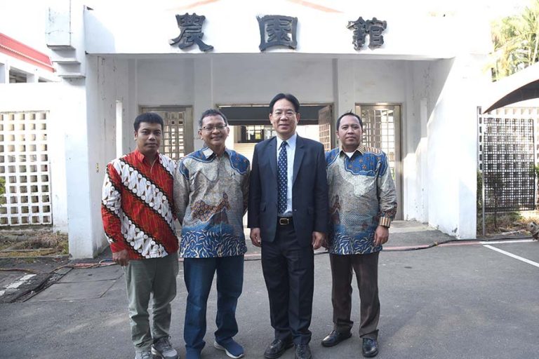 張金龍校長與外賓合影