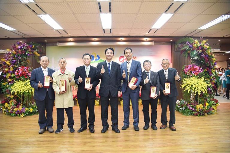 郭威伯董事長頒發傑出校友
