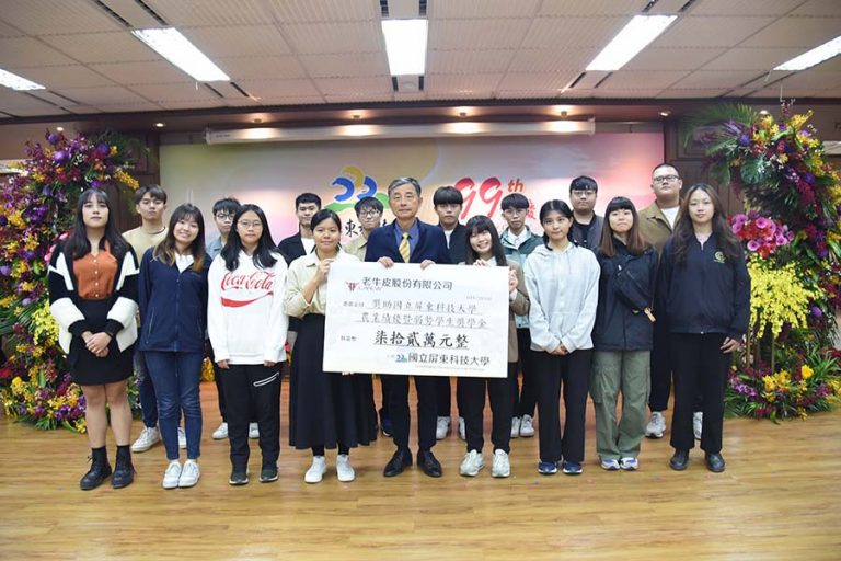 劉保佑董事長(中)頒發獎學金