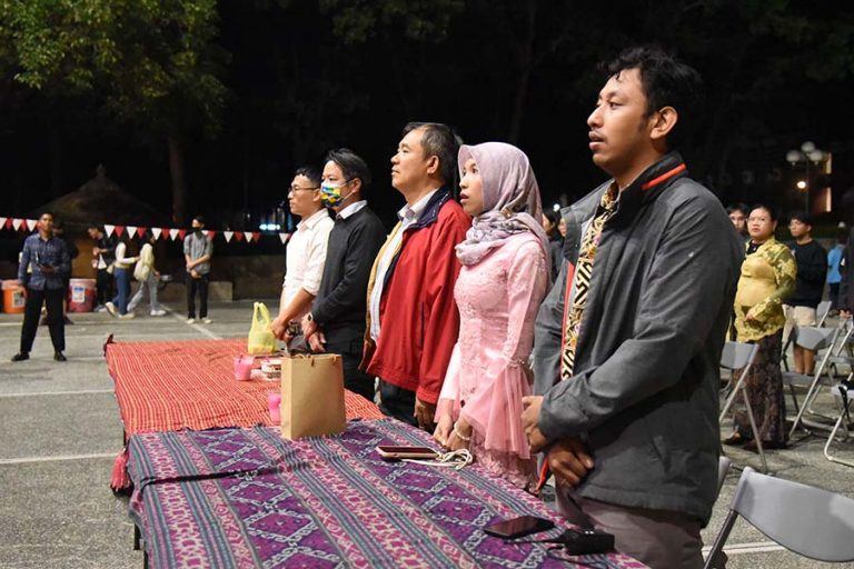 與會師長於唱國歌時全體肅立