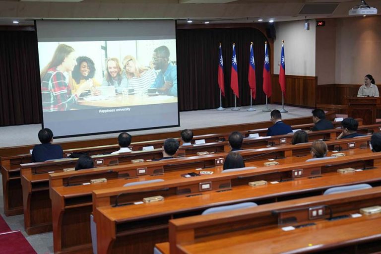 交流安排實地走訪屏科大理論與實務兼具的特色場域，包括模擬食品-GMP-工廠、智慧機電館、體育館與戶外冒險運動場、獸醫學院等