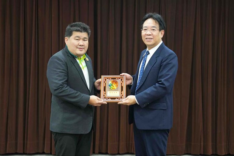 屏科大張金龍校長致贈禮物予泰國農業大學人資發展副校長Dr.-Tanin-Kongsila