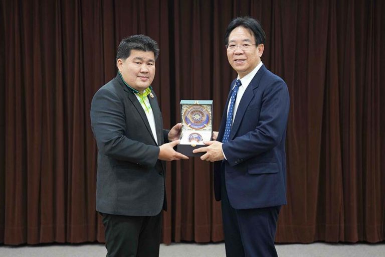 泰國農業大學人資發展副校長Dr.-Tanin-Kongsila致贈禮物予屏科大張金龍校長