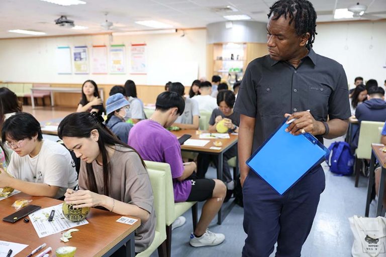 熱農系邱亞伯教授(右)評審中