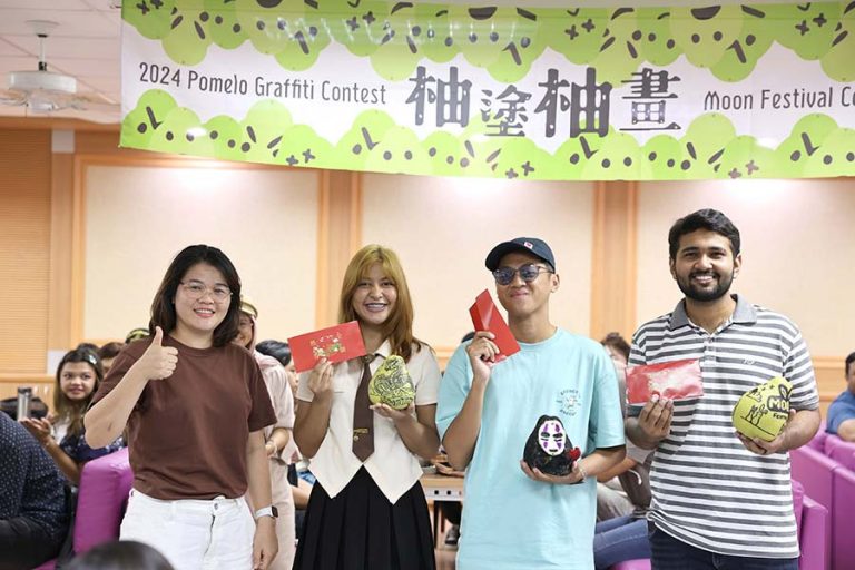 動物用疫苗國際學位專班段氏秋容助理教授頒發獲得佳作得獎者