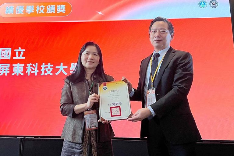 教育部國際及兩岸教育司李毓娟司長左頒發獎狀予屏科大國事處曾昱副國際長右-